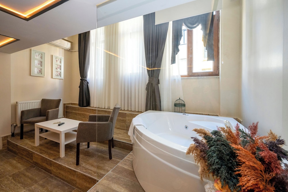 Aiza Suites 32/53