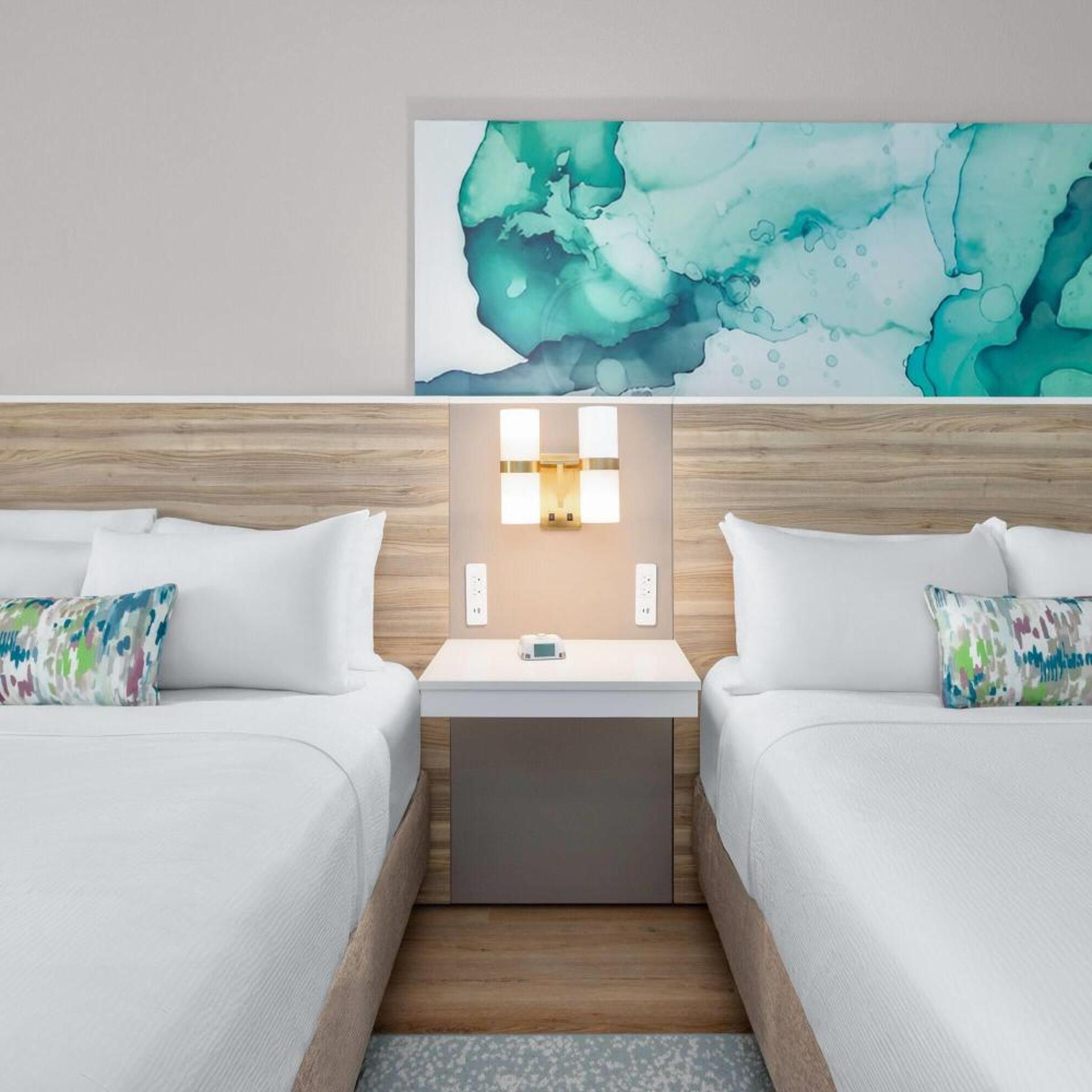 غرفة بسرير كينج وسريرين كوين بحوض استحمام لذوي الإعاقة، Wyndham Garden Anna 3/5