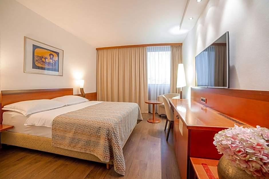 PERLA CASINO AND HOTEL 9/23