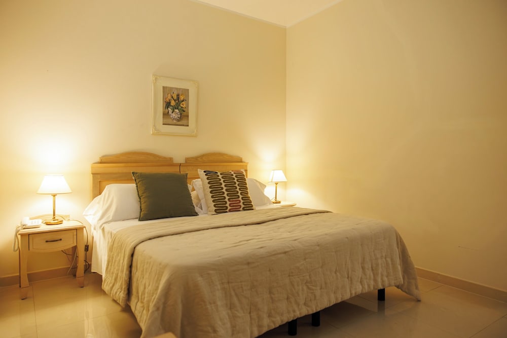 ROOM, QUADRUPLE