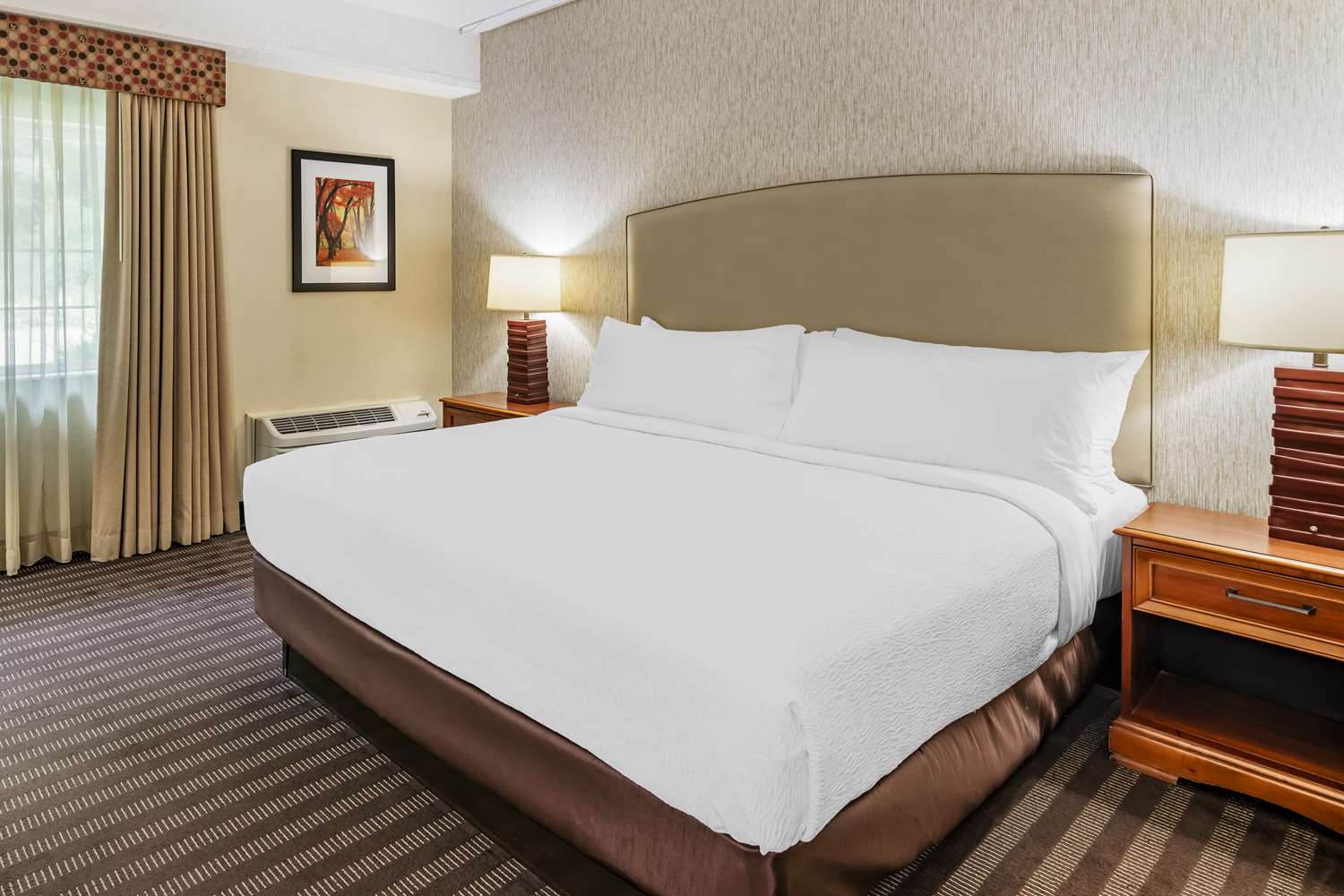 غرفة بسرير كينج