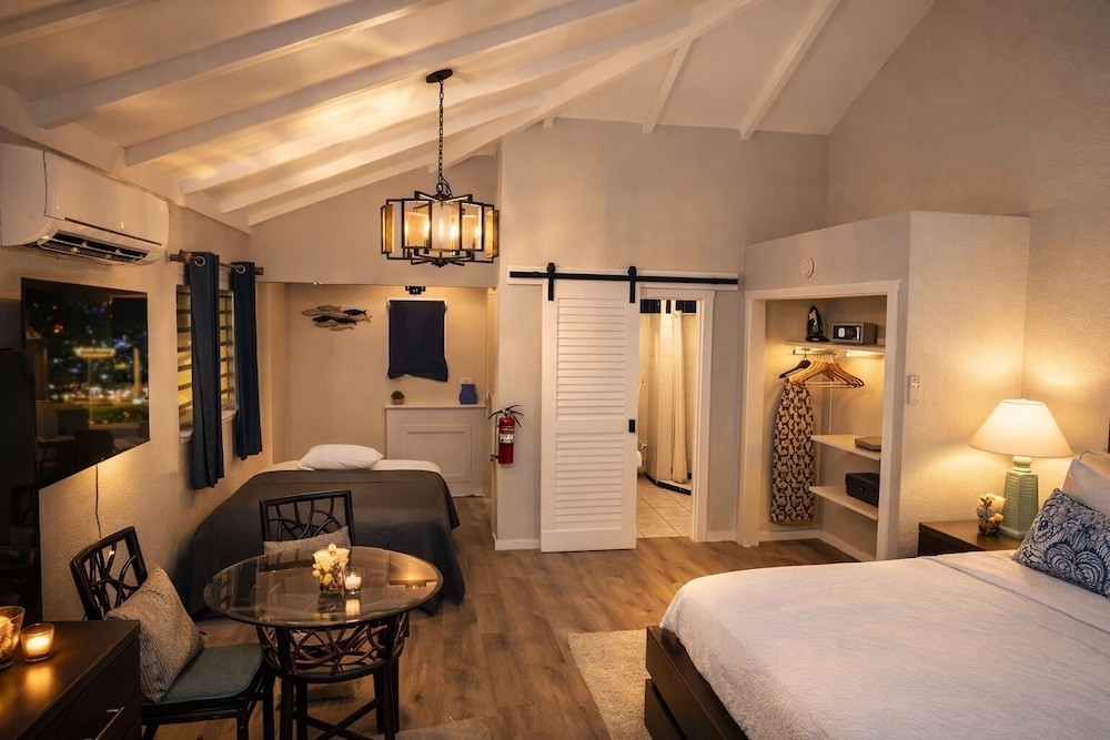 Grand, THE PALMS AT PELICAN COVE 2/6