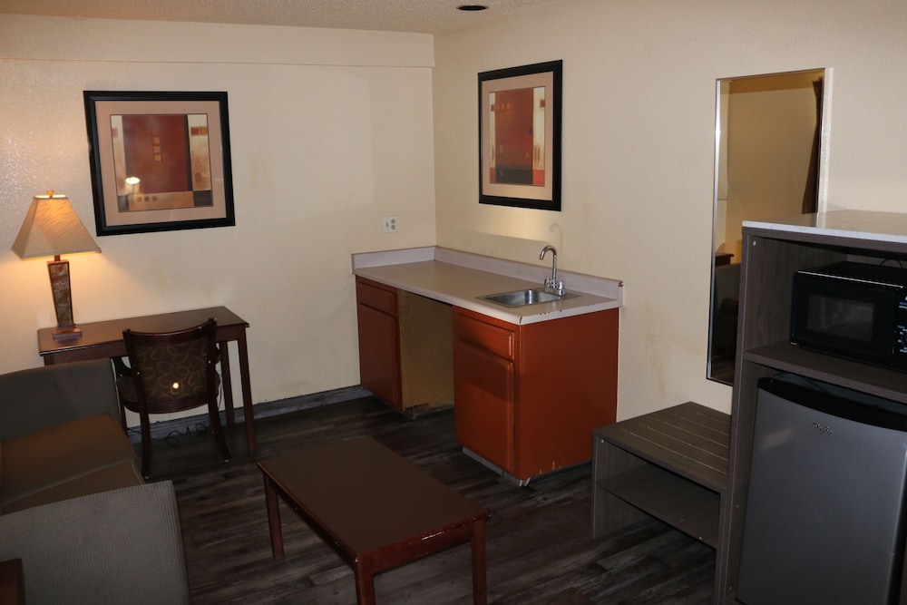 Days Inn By Wyndham Fresno South 27/38