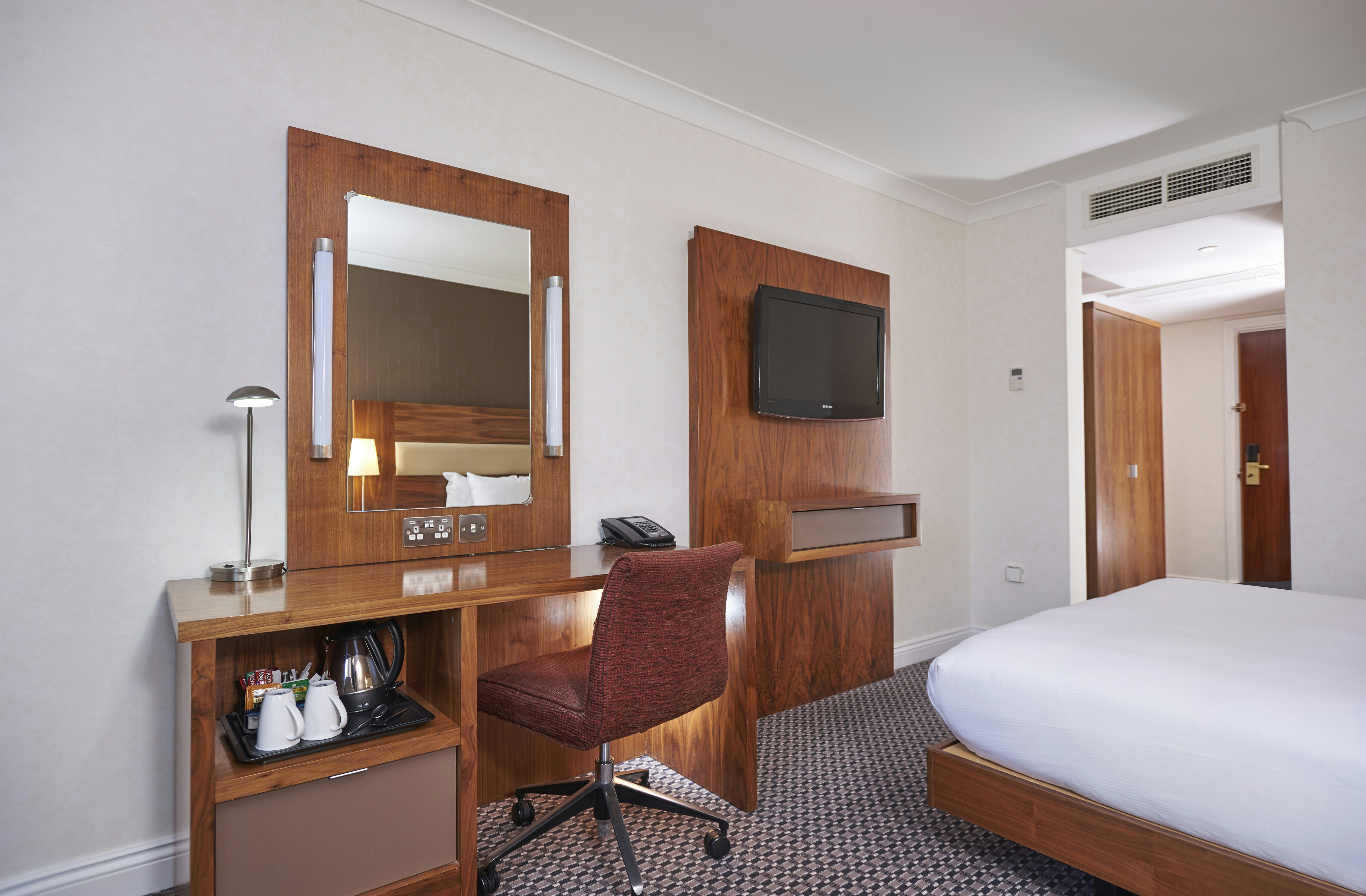 GUEST ROOM, KING BED