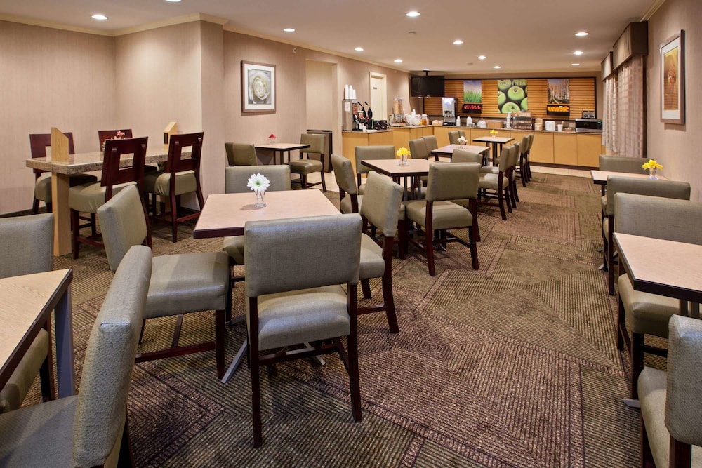 La Quinta Inn & Suites by Wyndham Nashville Airport 46/63