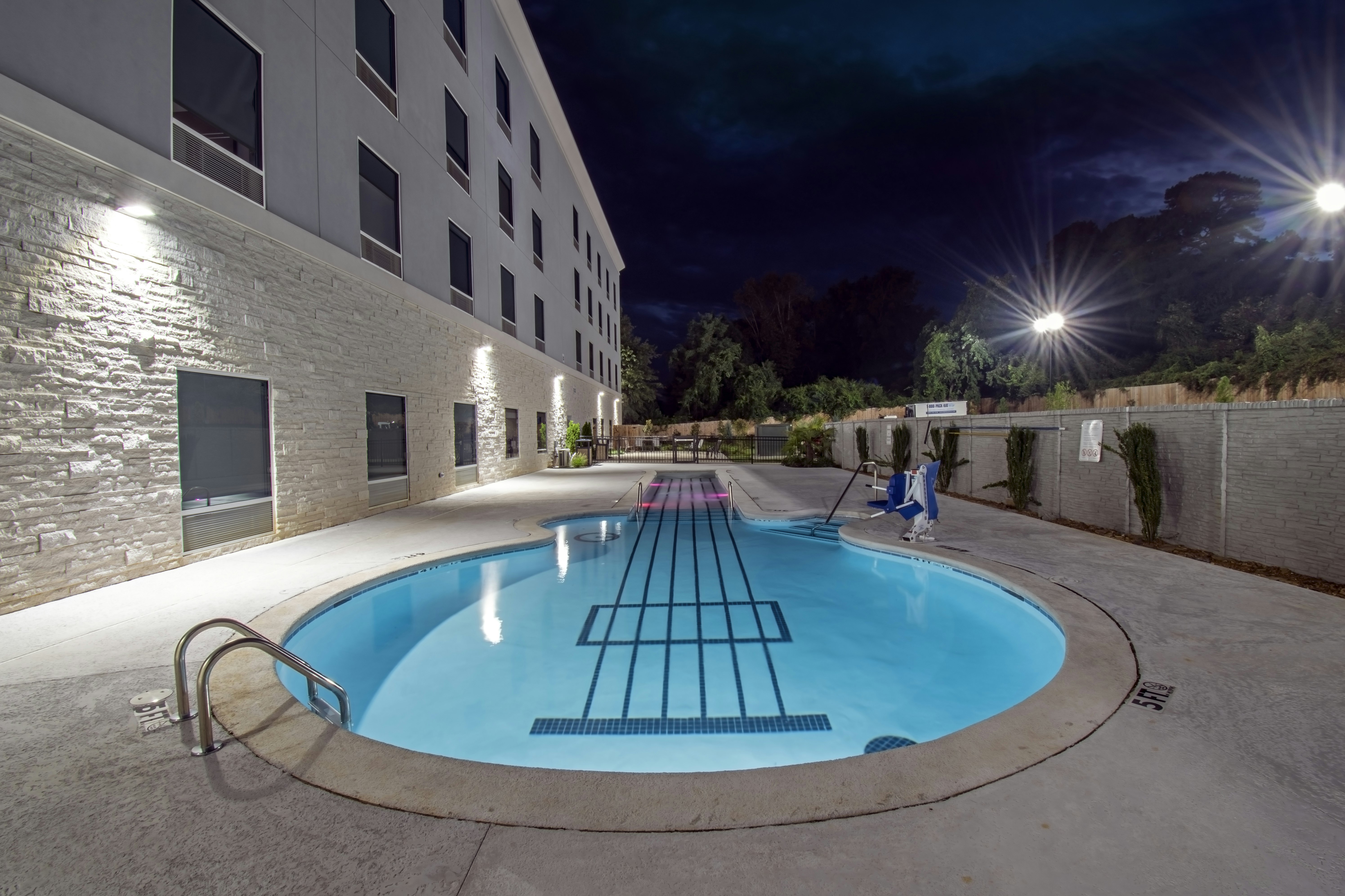 Holiday Inn Express & Suites Memphis Arpt Elvis Presley Blv 51/53