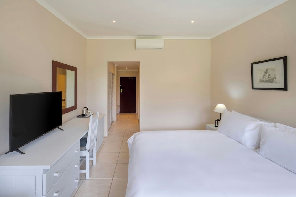 Room, King Bed, Garden View, Pool Access