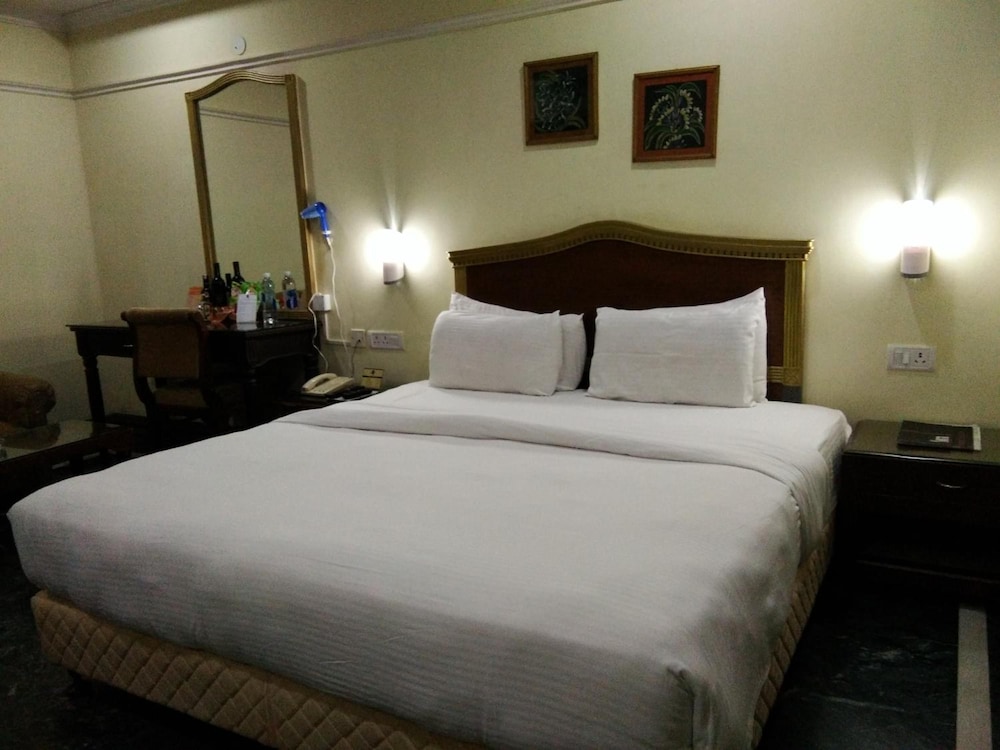 EMPIRES HOTEL 37/68