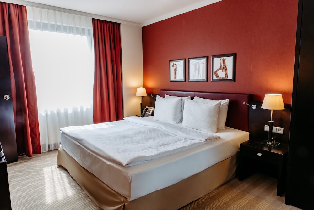 1 Bedroom, Business, Suite, King Bed, Living and Dining Areas