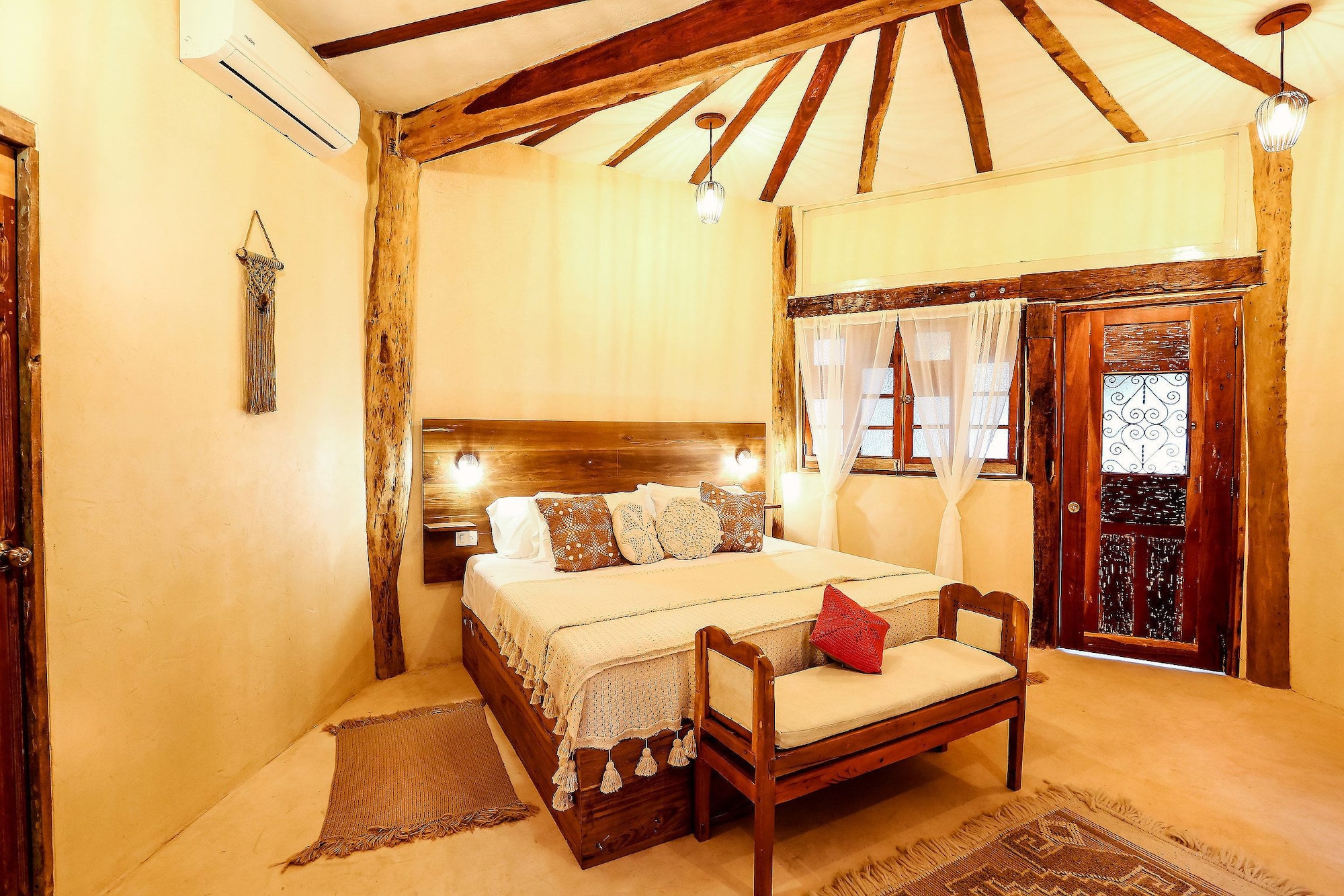 LUXURY, KING BED, JETTED TUB, GARDEN AREA