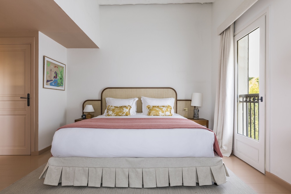 ROOM, PATIO