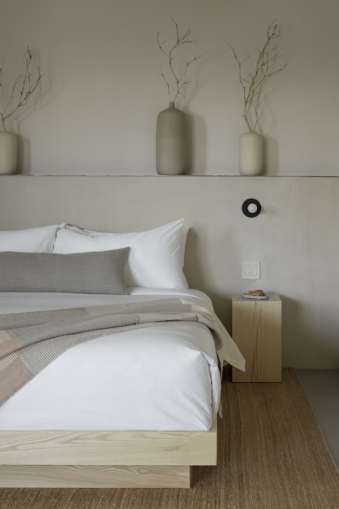 STUDIO, KING BED