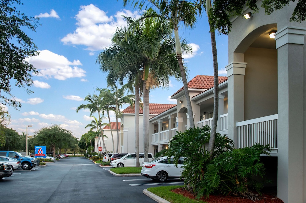 Studio 6 Extended Stay - West Palm Beach, FL 42/52