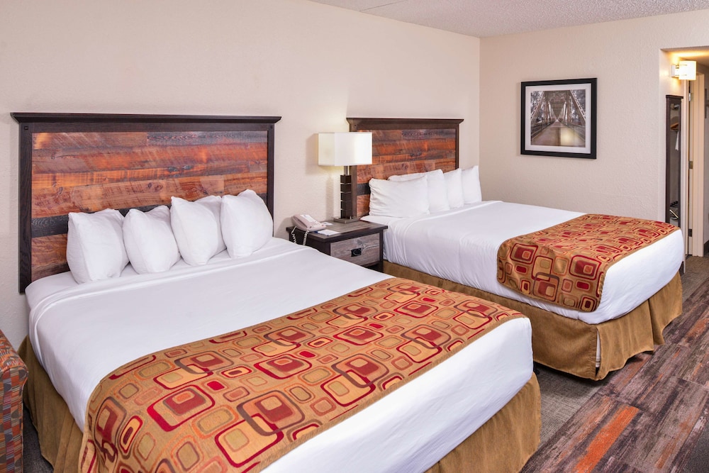 Standard, 2 Queen Beds, Balcony, Pool Side