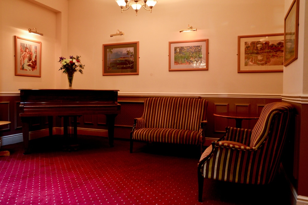 The County Hotel 36/62