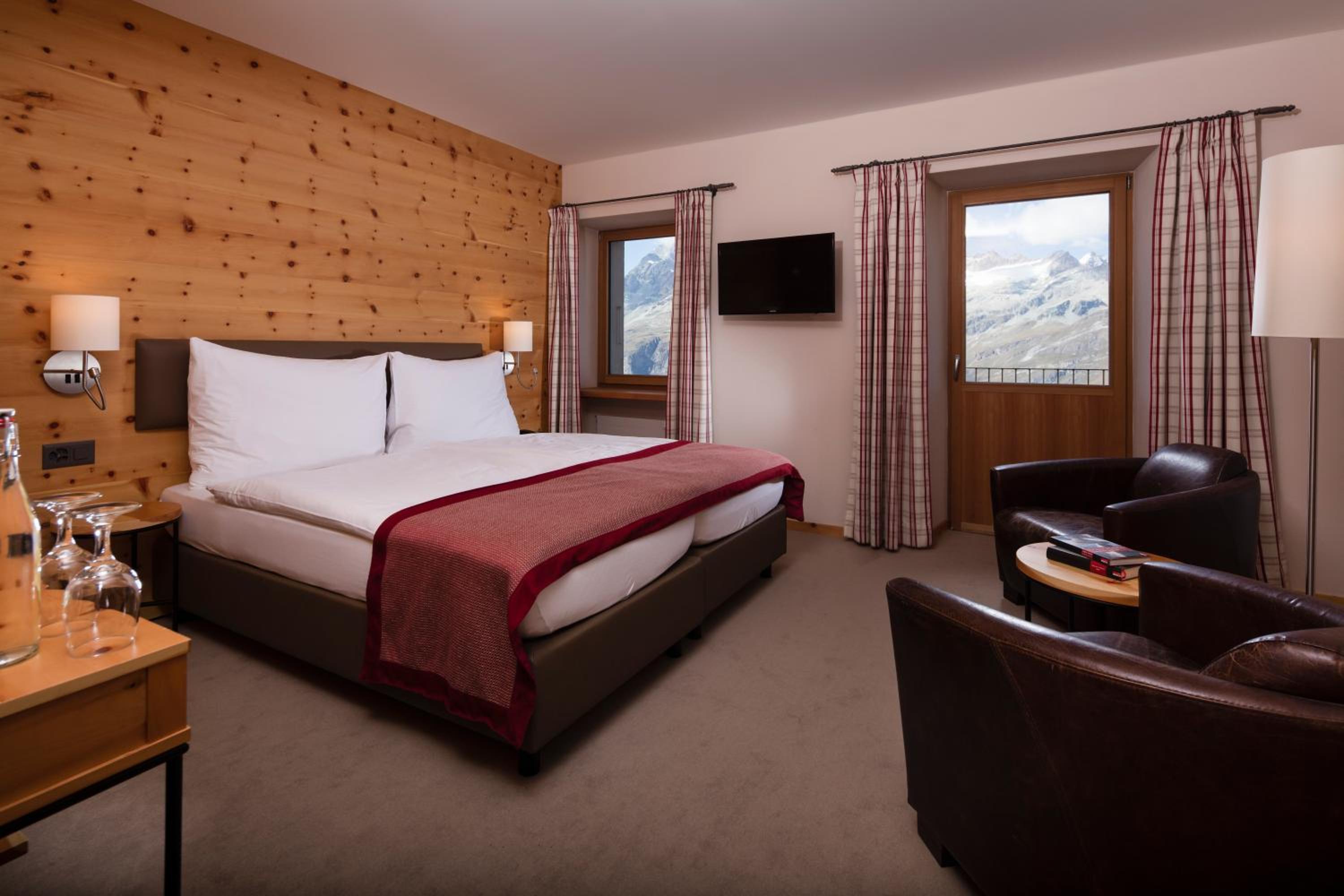 Room, Twin Beds, Partial Mountain View