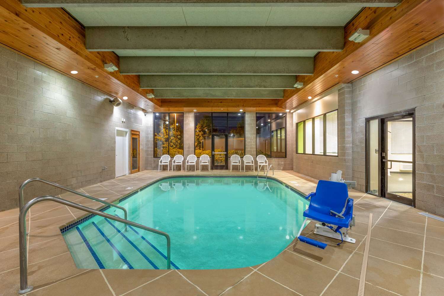 Days Inn by Wyndham Eagan Minnesota Near Mall of America 8/26
