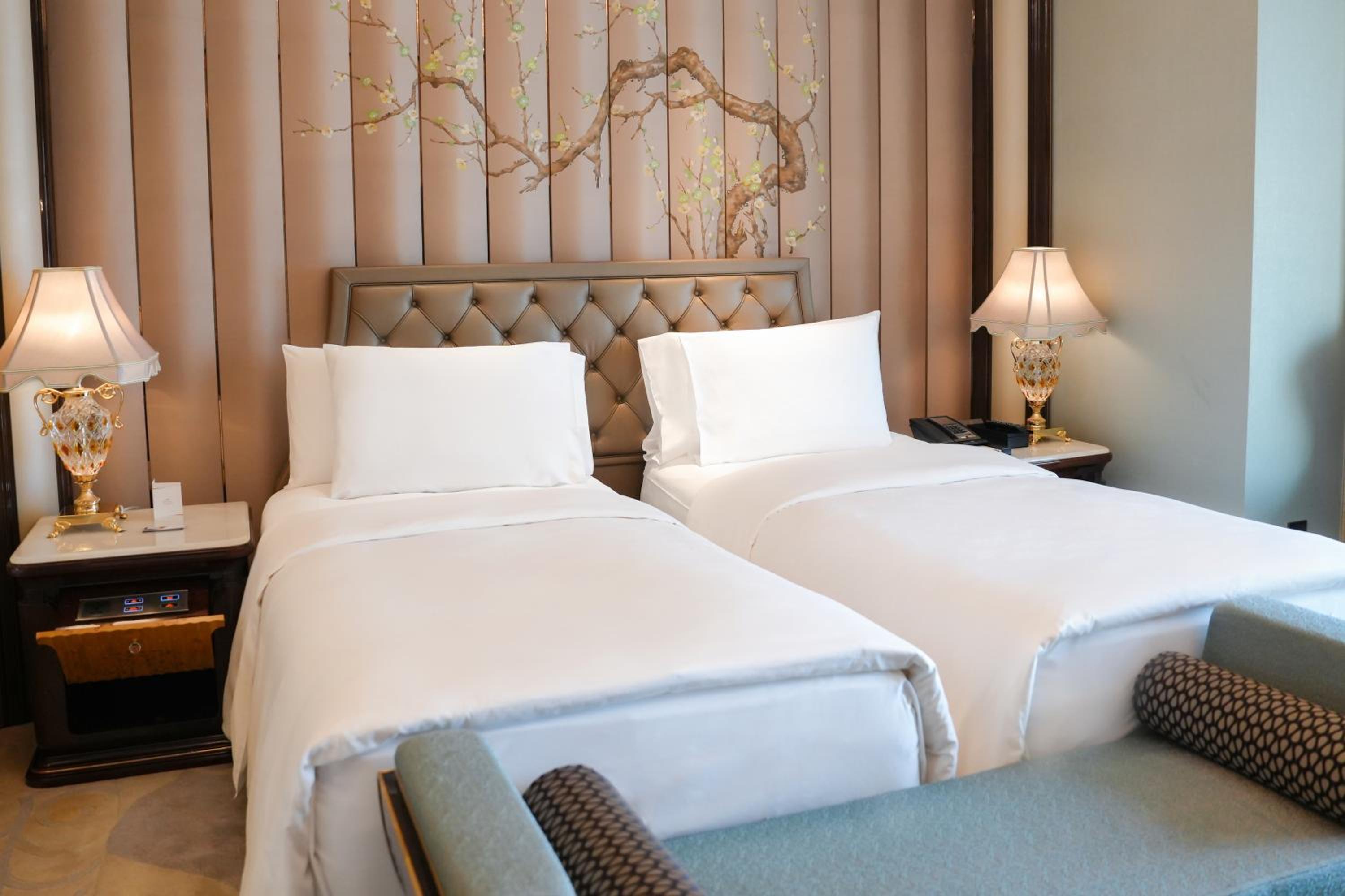 Hollywood, Twin Beds