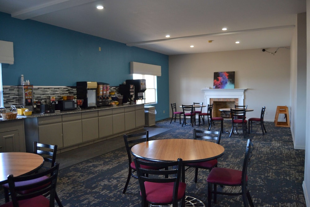Days Inn & Suites by Wyndham Sikeston 36/51