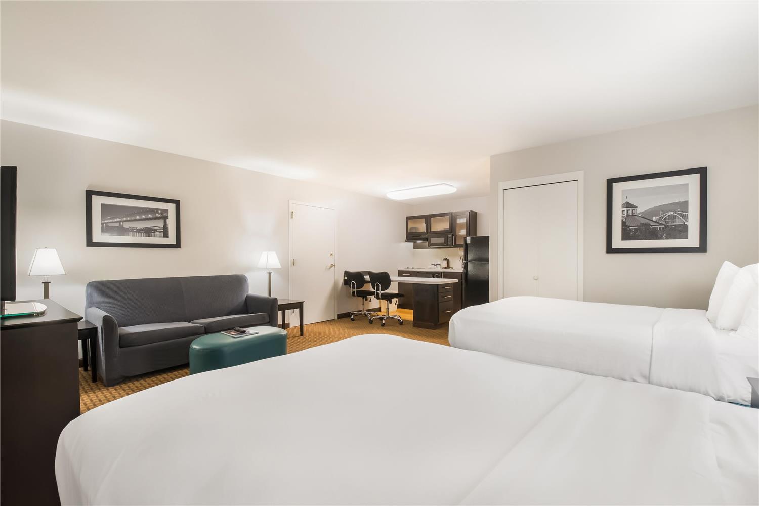 SUITE, 2 DOUBLE BEDS