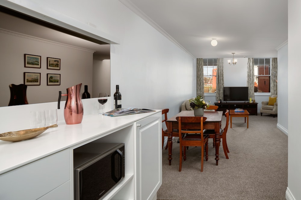 RYDGES HOBART 54/67