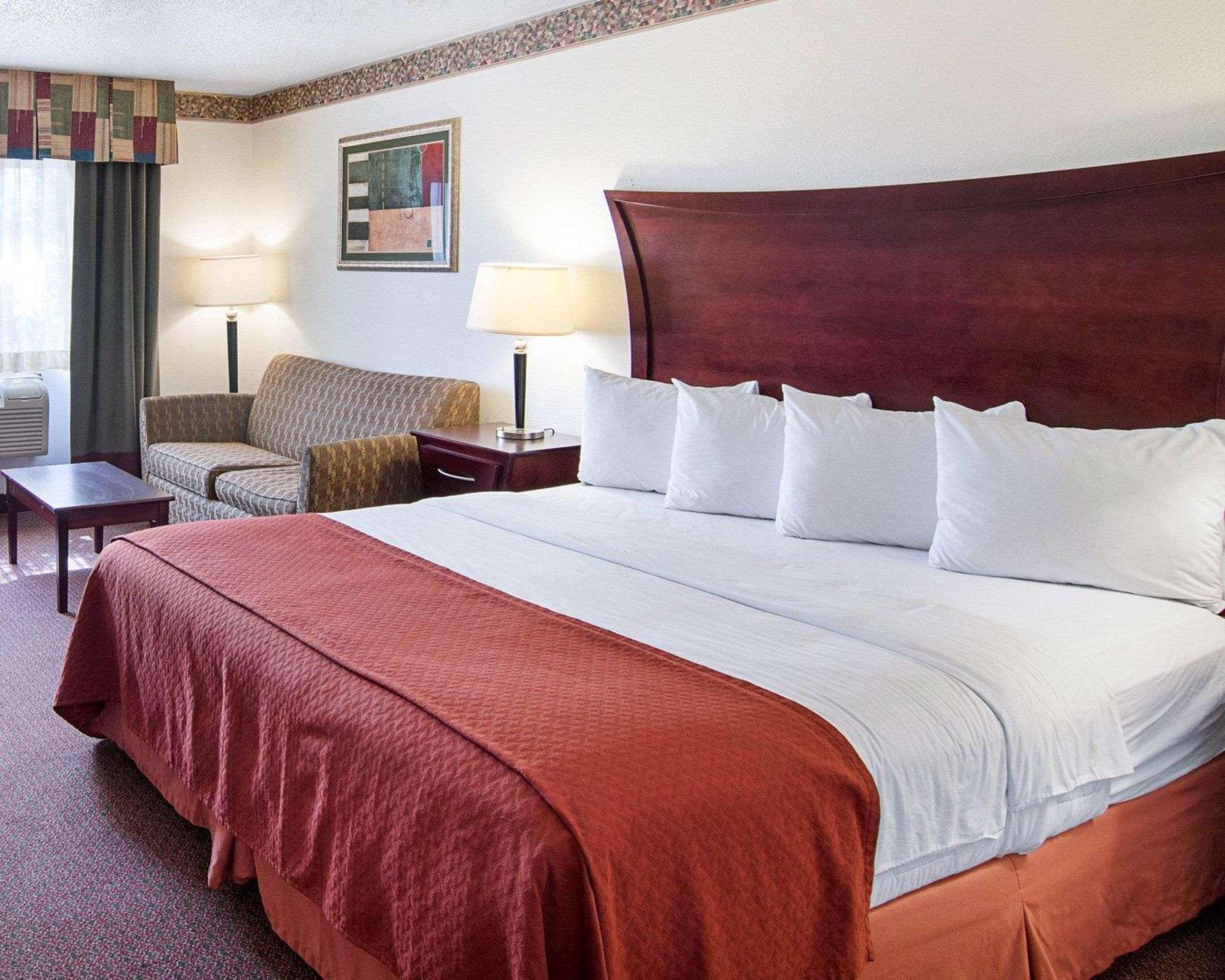 SUITE, KING BED, SMOKING, ACCESSIBLE