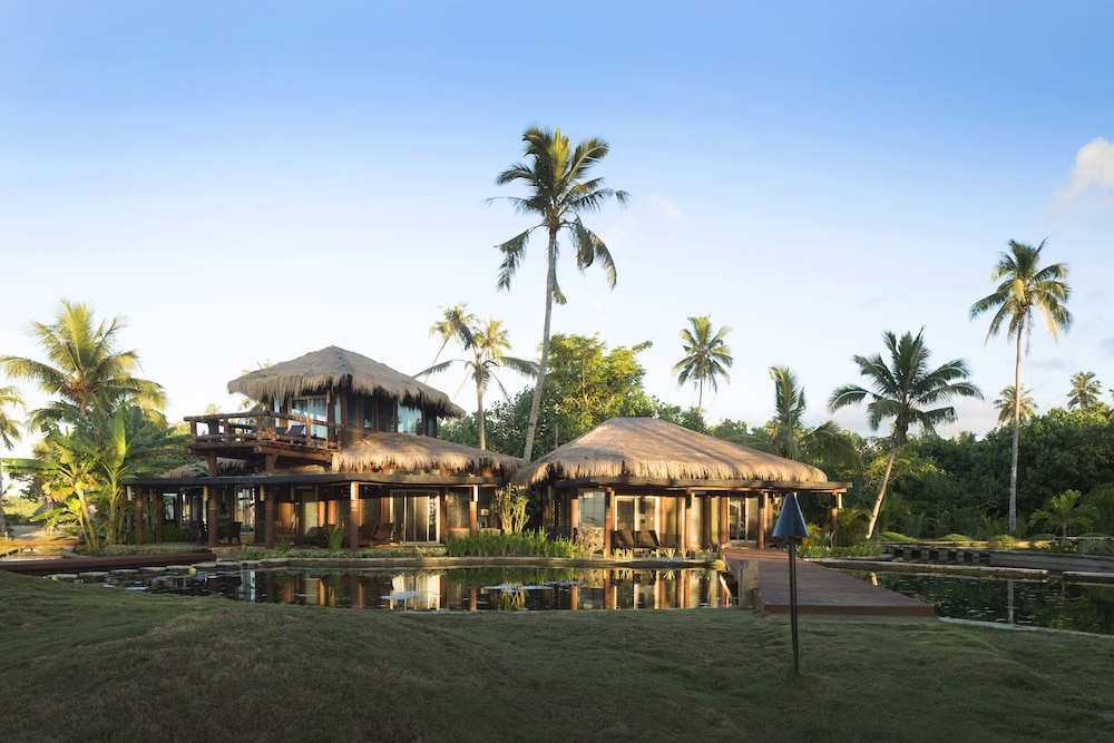 Coconuts Beach Club Resort and Spa in Maninoa