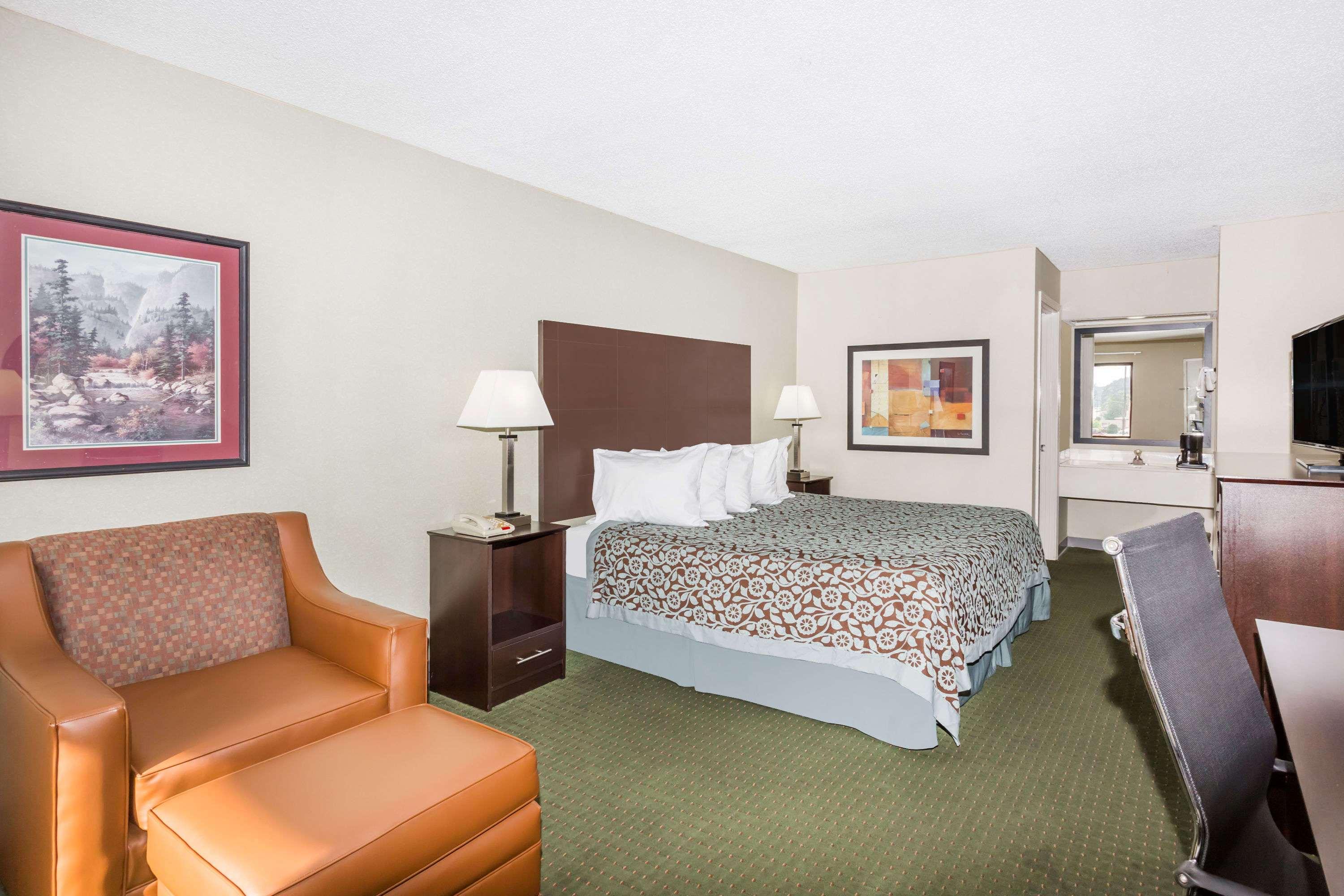 Days Inn by Wyndham Hendersonville 15/17