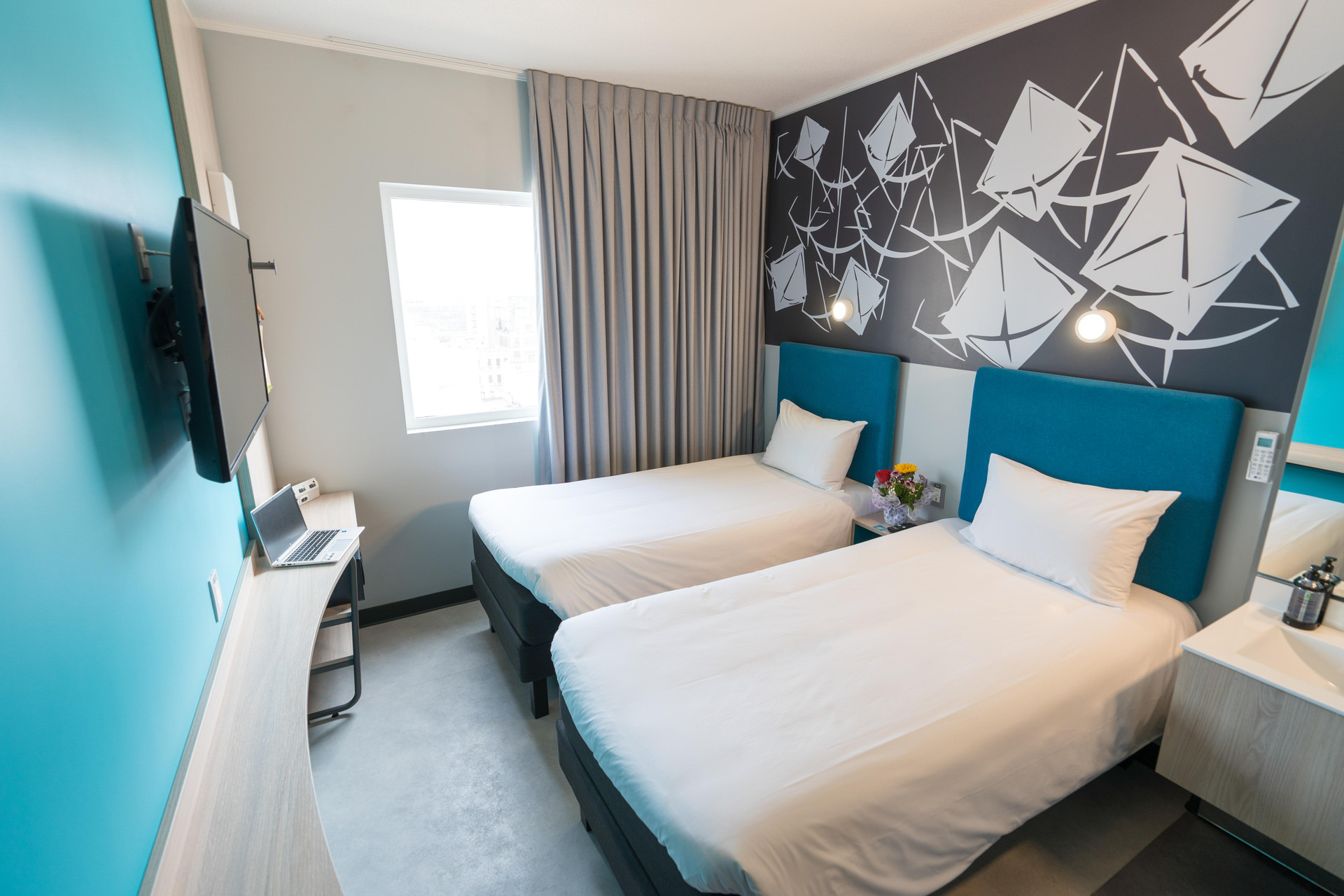 Standard, Twin Beds, Street View