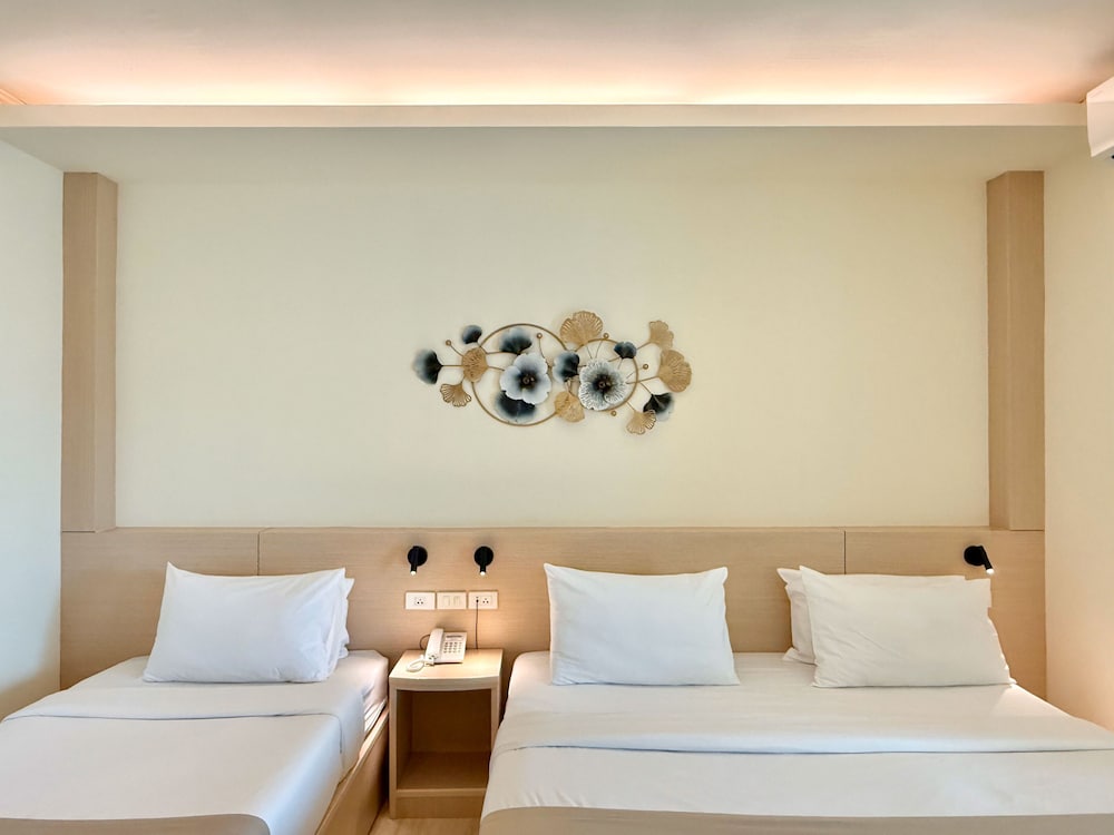 DELUXE, TWIN BEDS, CITY VIEW