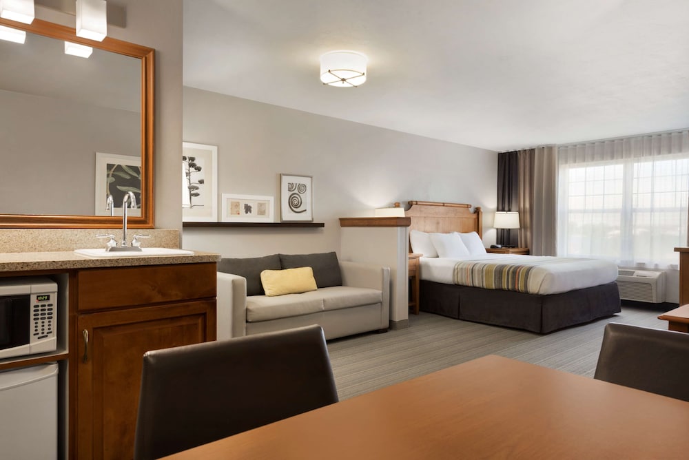 Country Inn & Suites By Radisson, Appleton North, WI 12/35