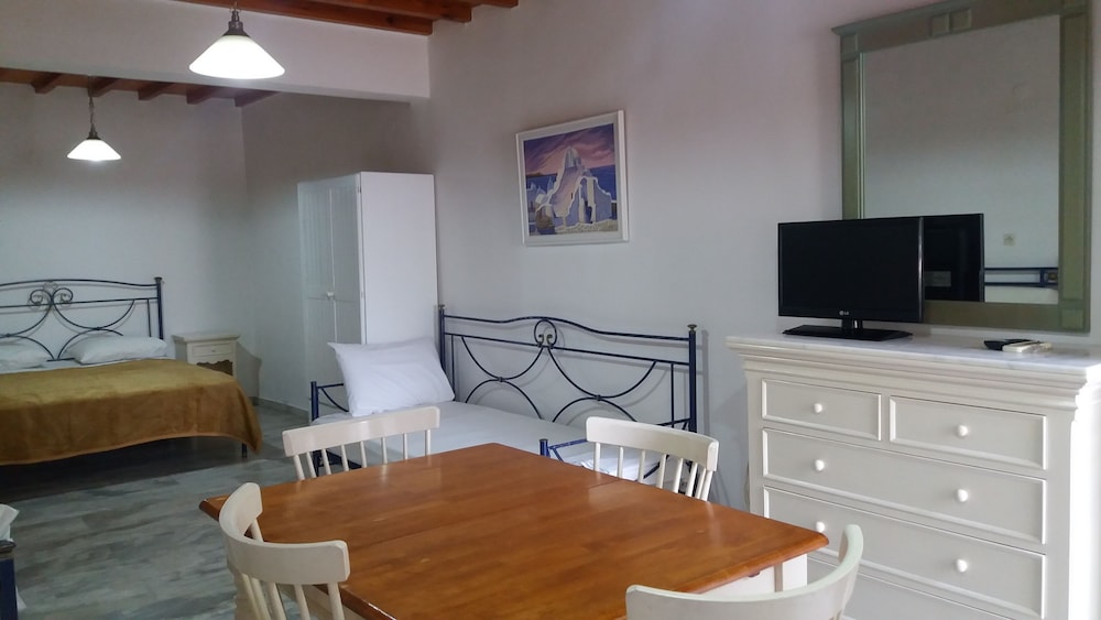 Manos Rooms 33/50