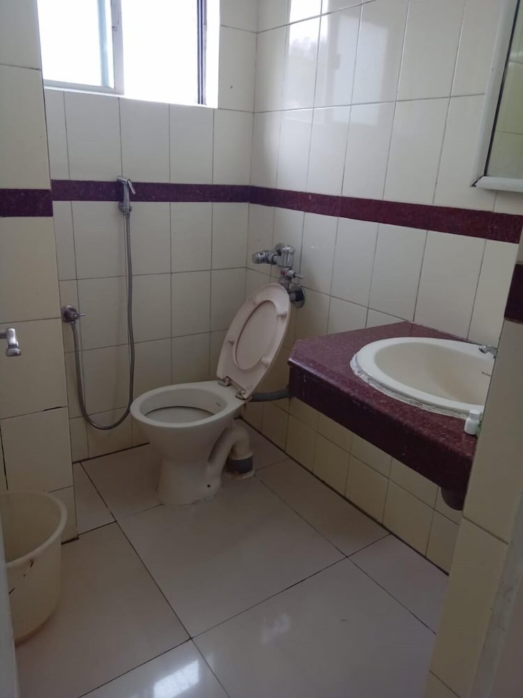 Hotel Preethi Palace 33/34