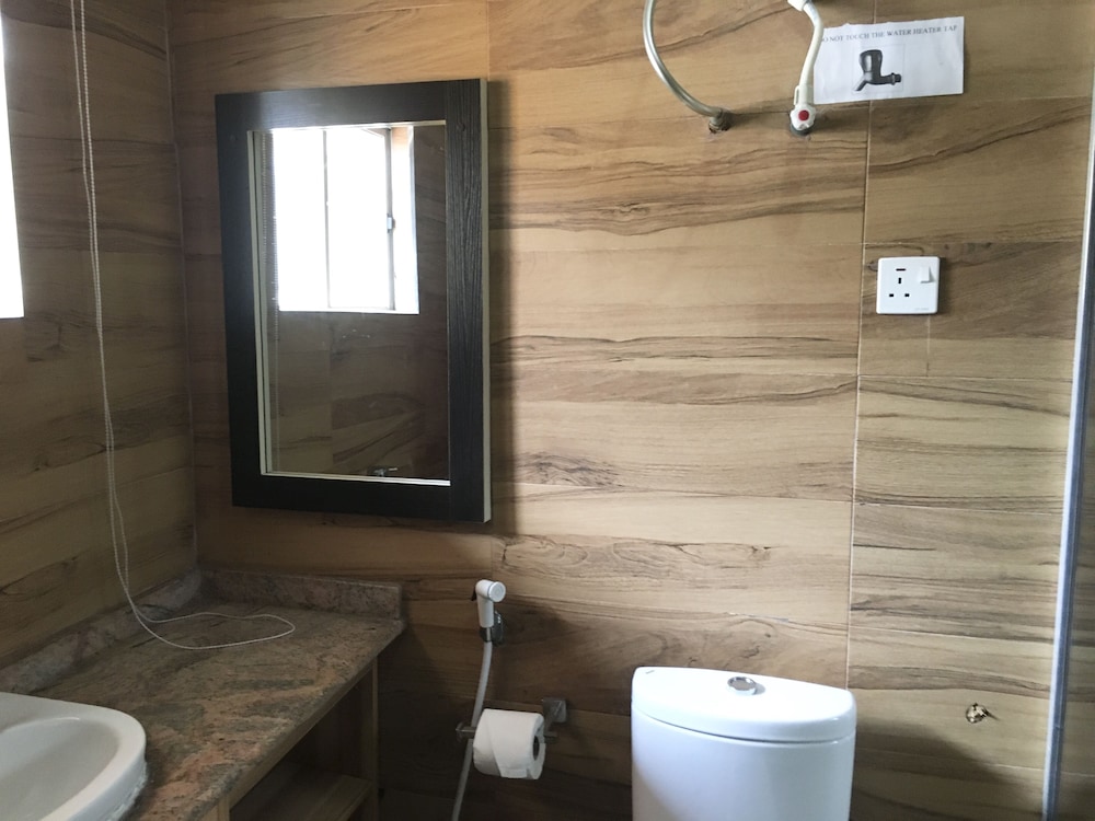 Alexia's Place Hotel 25/27