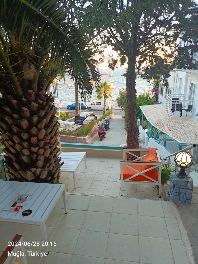 Mia Hill Suites 33/40