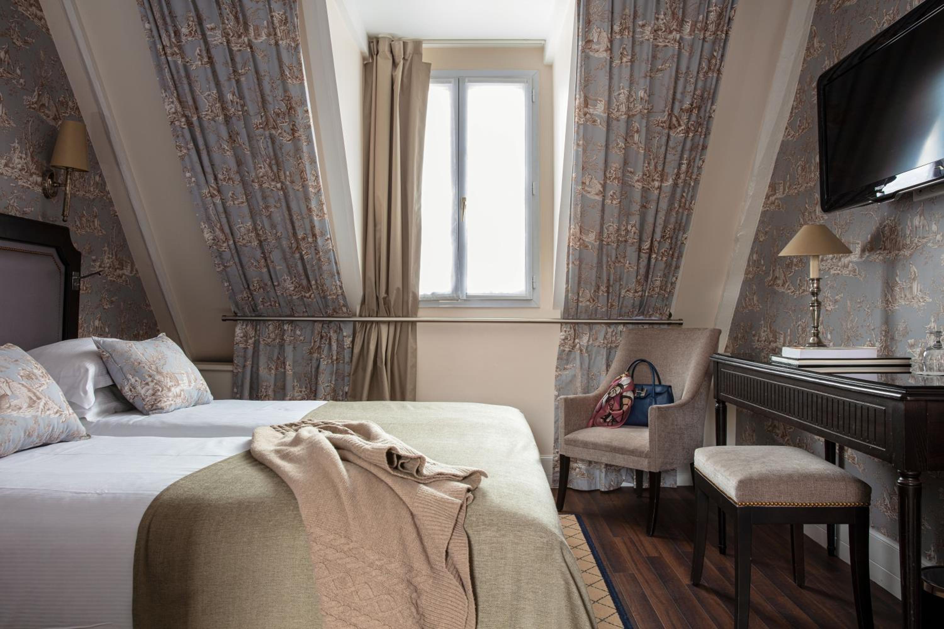 ROOM, QUADRUPLE