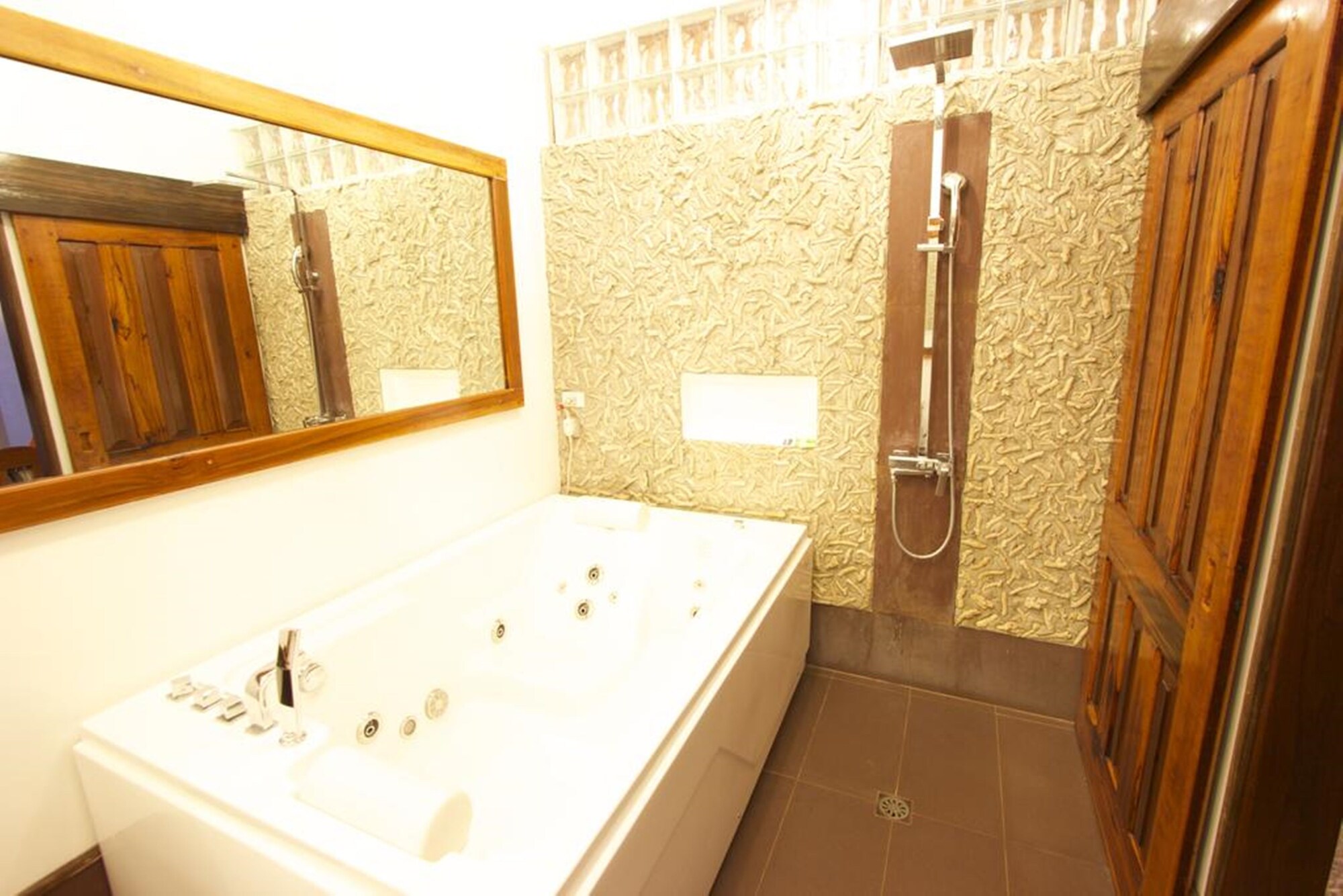2 Bedrooms, Villa, 1 Double and 2 Queen Beds, Garden View، Ocean 101 Beach Resort 8/10