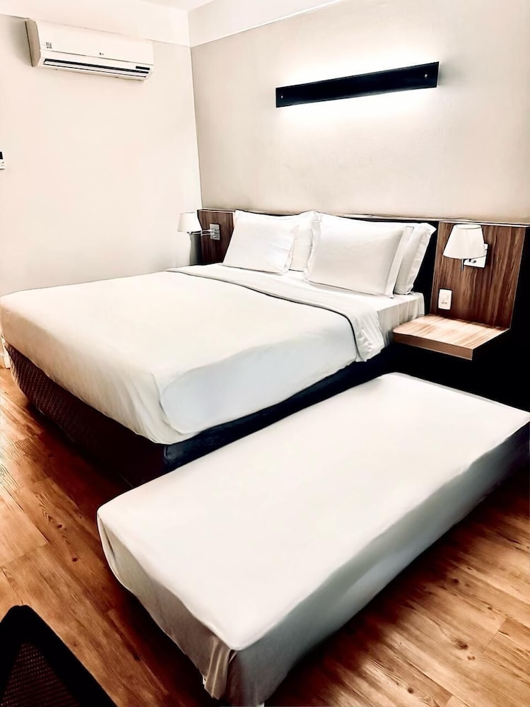 Delmond Hotel 14/70