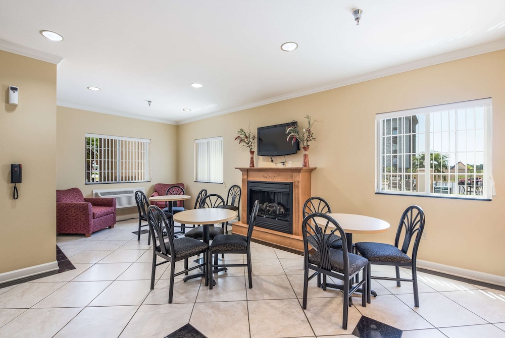 Econo Lodge Inn and Suites Bryant 9/9