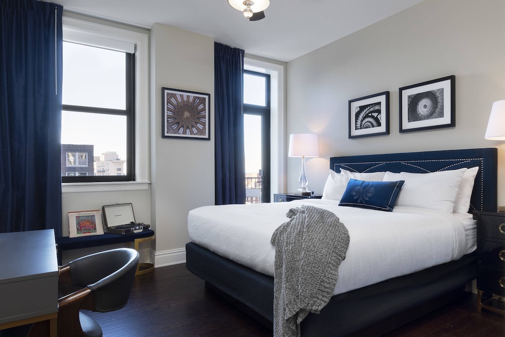 ROOM, KING BED