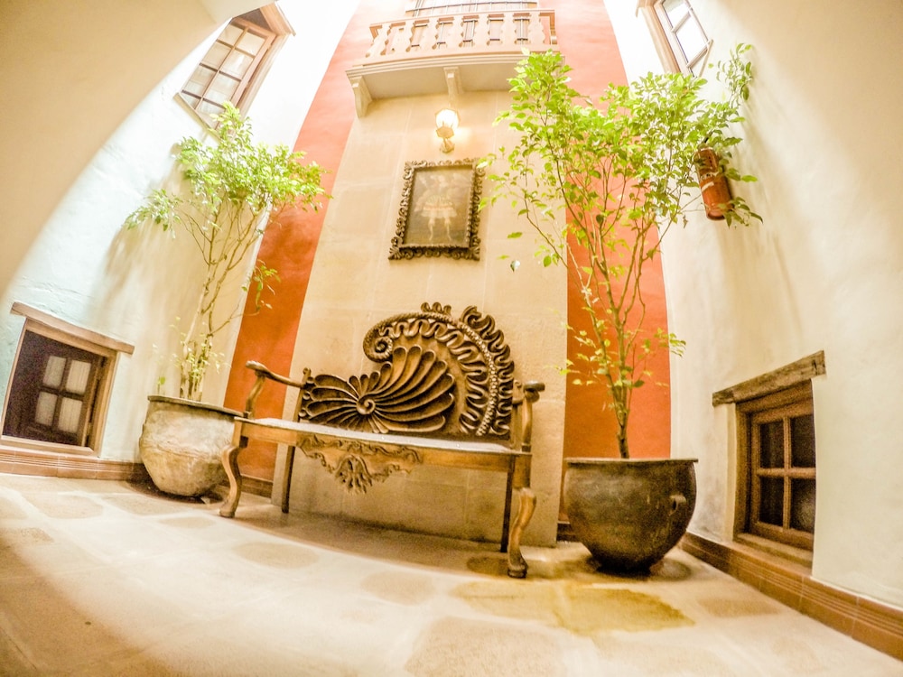 Hotel Monasterio 8/50
