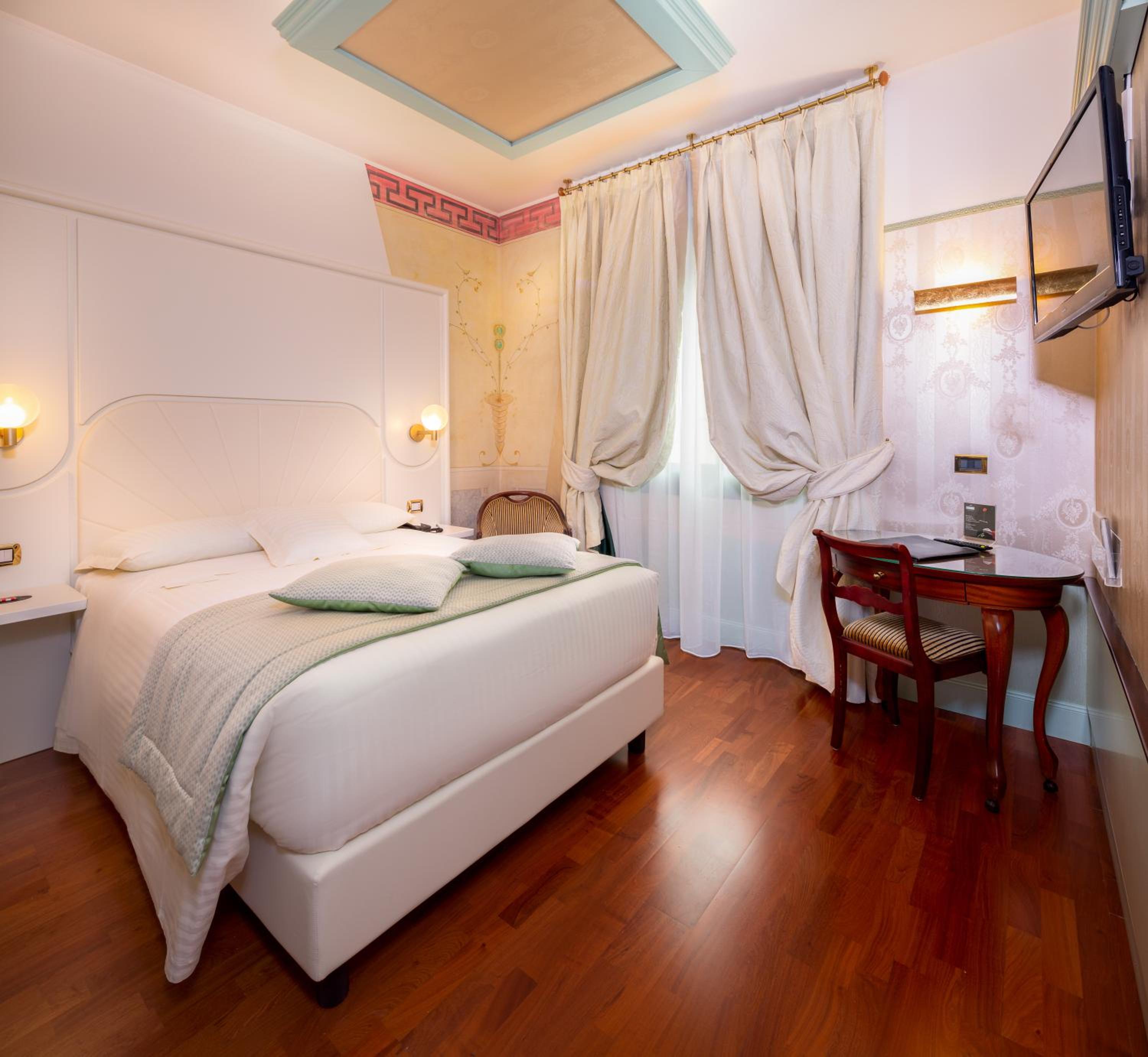 Smart, Queen Bed