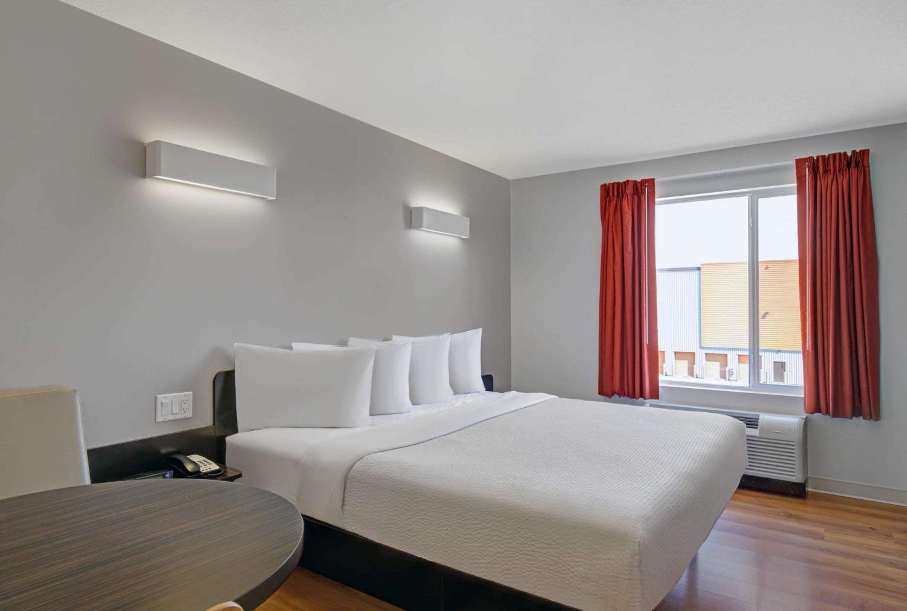 DELUXE, KING BED