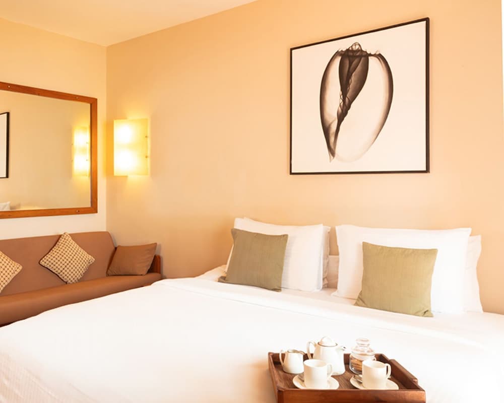 LUXURY ROOM GARDEN VIEW KING BED