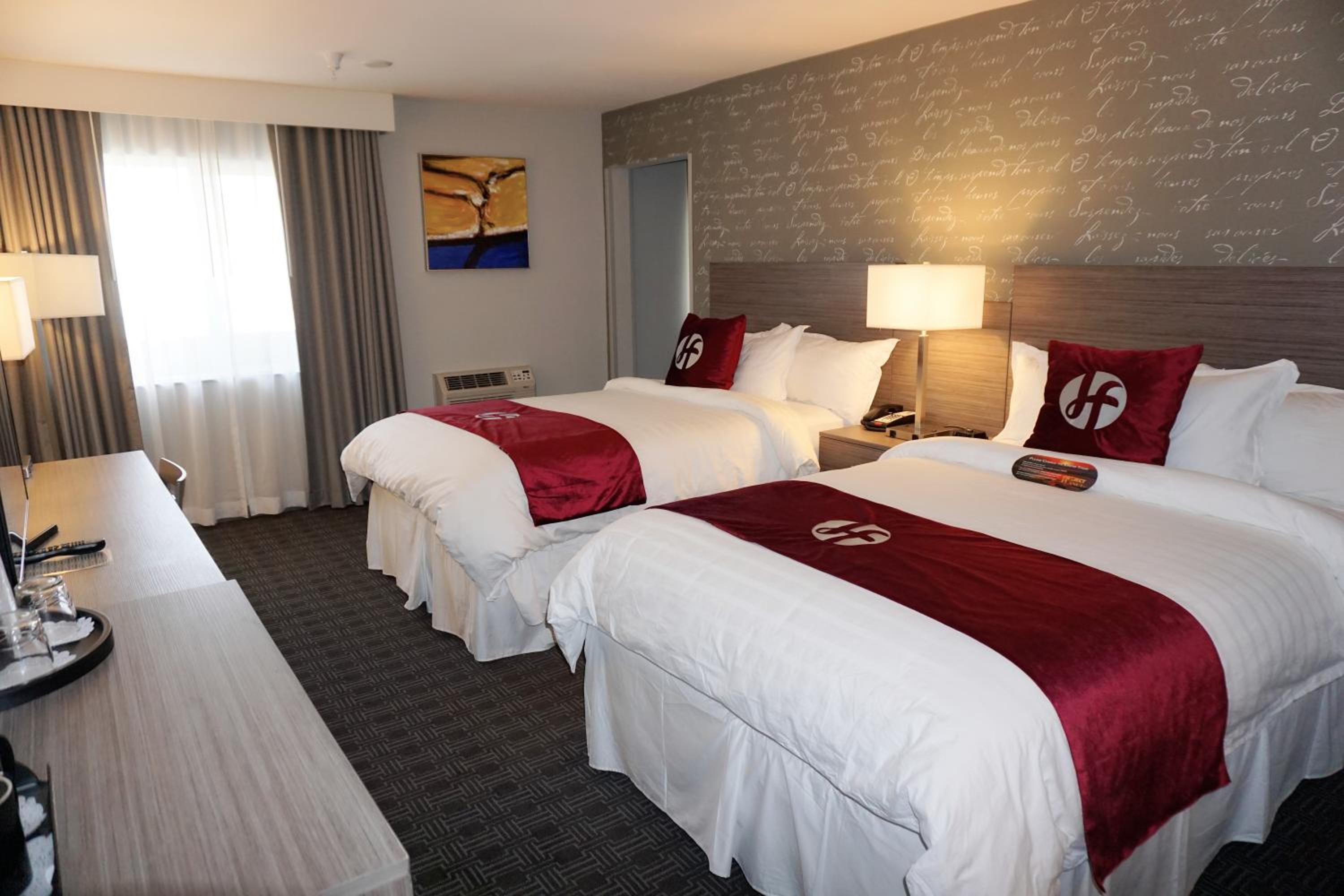 جناح بسرير فردي وسريرين مزدوجين بغرفتي نوم