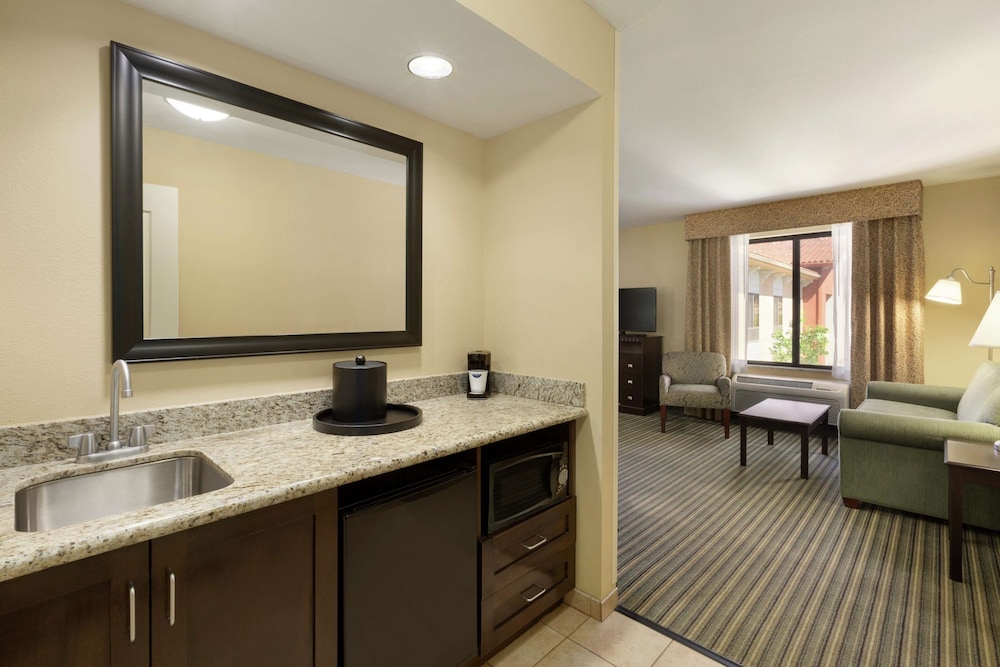 Hampton Inn & Suites Thousand Oaks 54/58