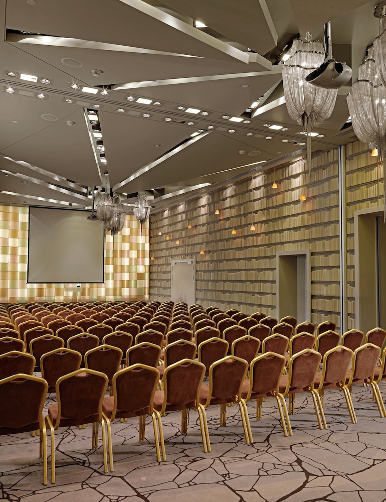 Radisson Blu Park Hotel 63/71