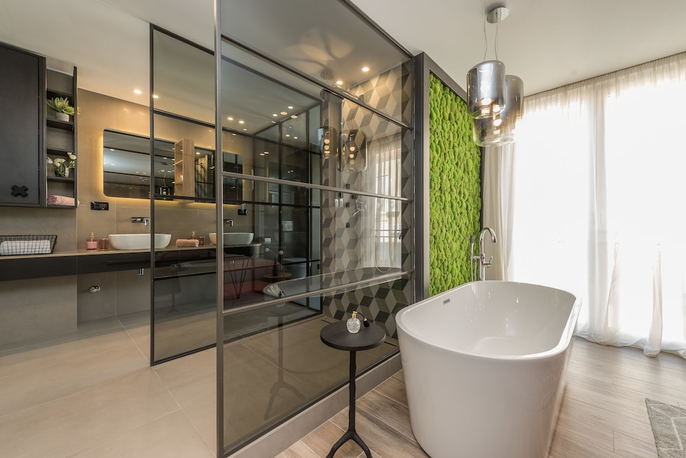DELUXE, KING BED, BATHTUB