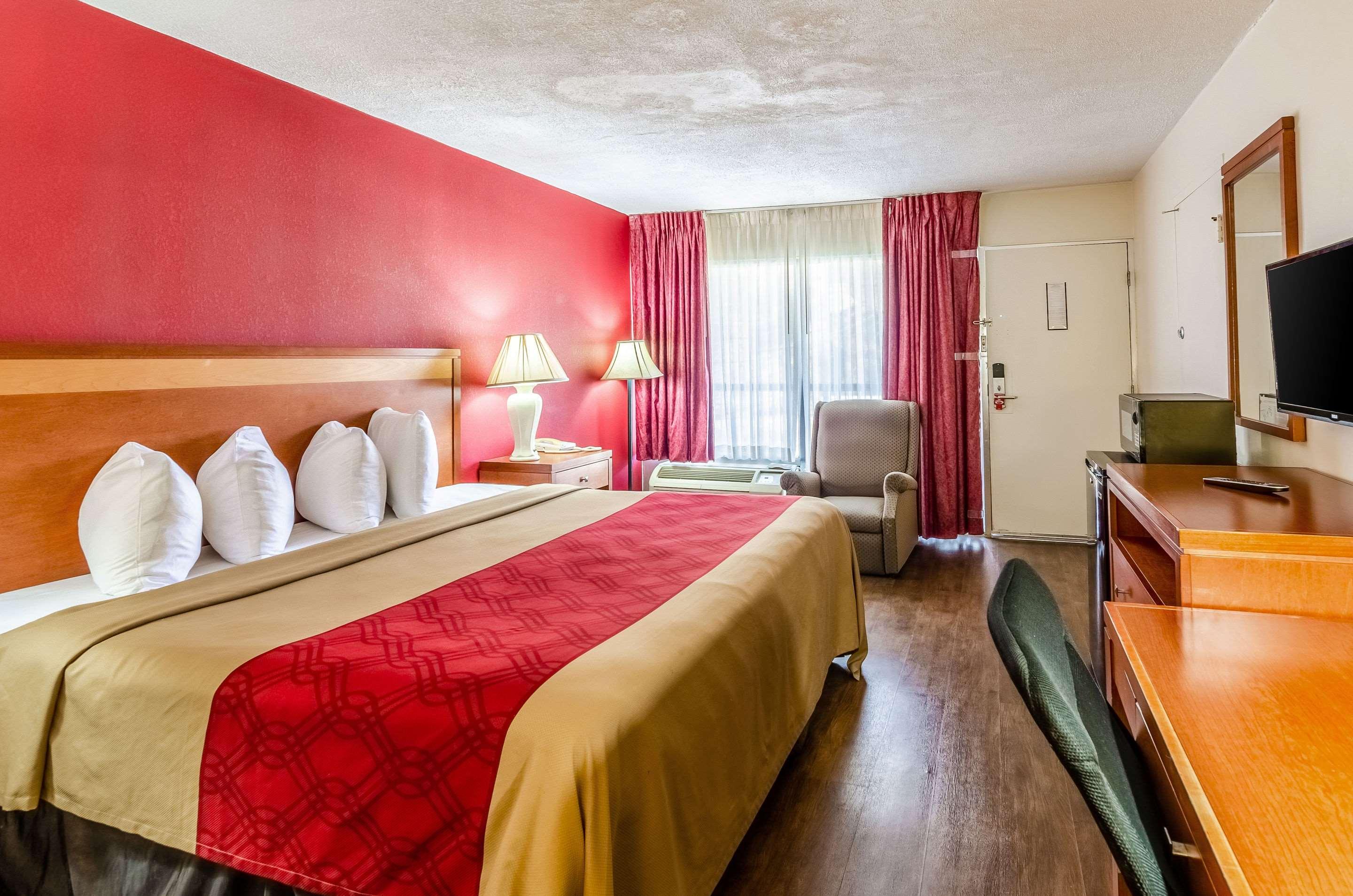 غرفة بسرير كوين، Econo Lodge Martinsville 2/3