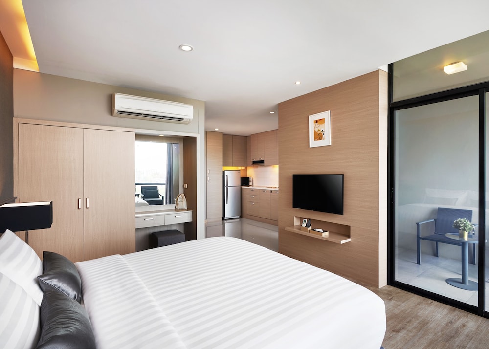DELUXE, KITCHENETTE